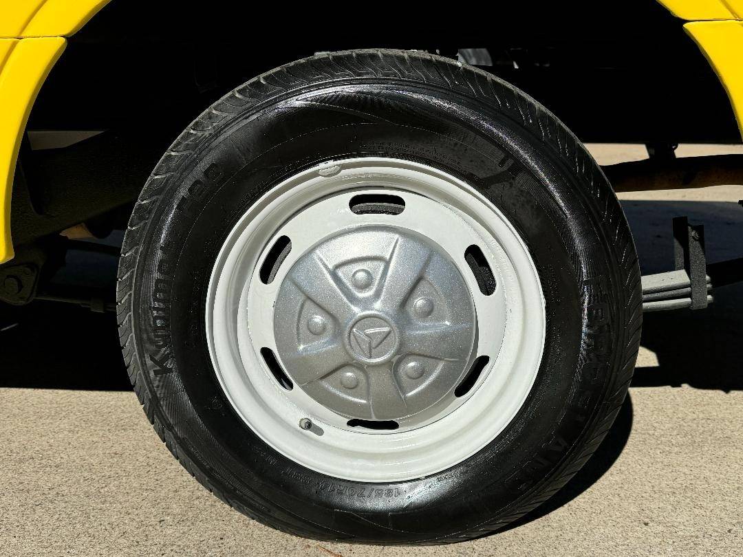 Toyota-hilux-1978-yellow-11