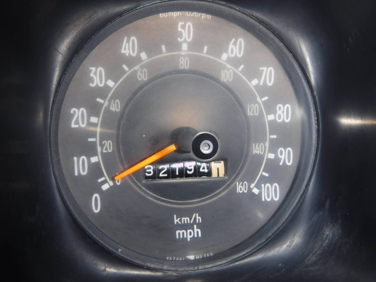 Toyota-hilux-1978-yellow-12