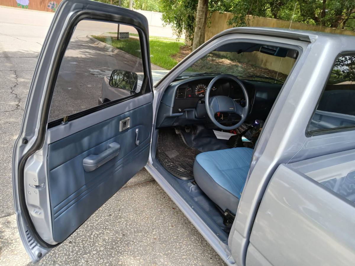 Toyota-hilux-1991-blue-1