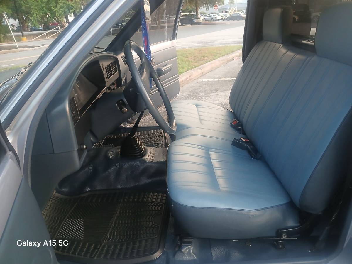Toyota-hilux-1991-blue-2
