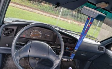 Toyota-hilux-1991-blue