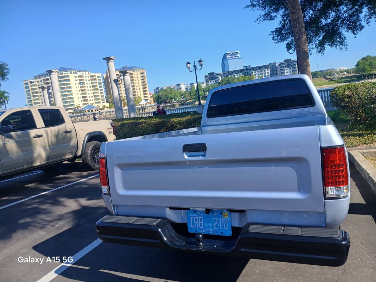 Toyota-hilux-1991-blue-9
