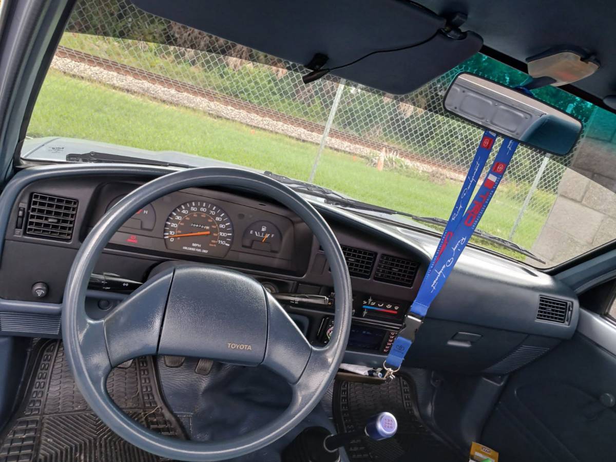 Toyota-hilux-1991-blue