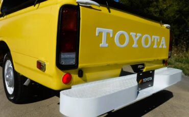 Toyota-hilux-pickup-1978-yellow-1