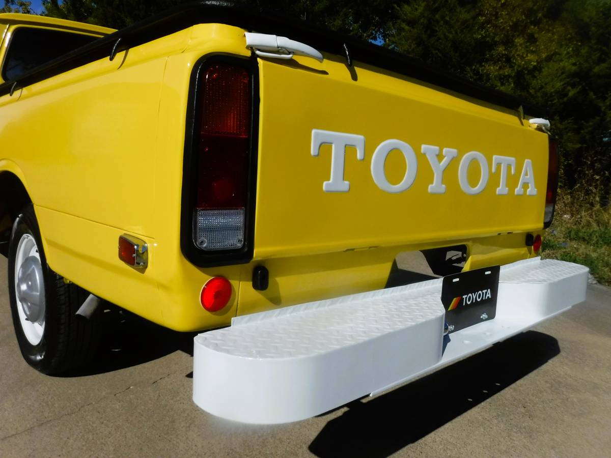 Toyota-hilux-pickup-1978-yellow-1