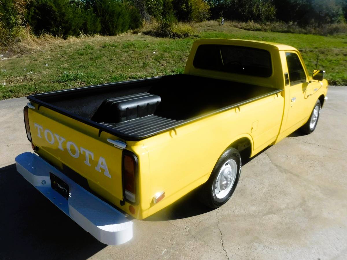 Toyota-hilux-pickup-1978-yellow-13