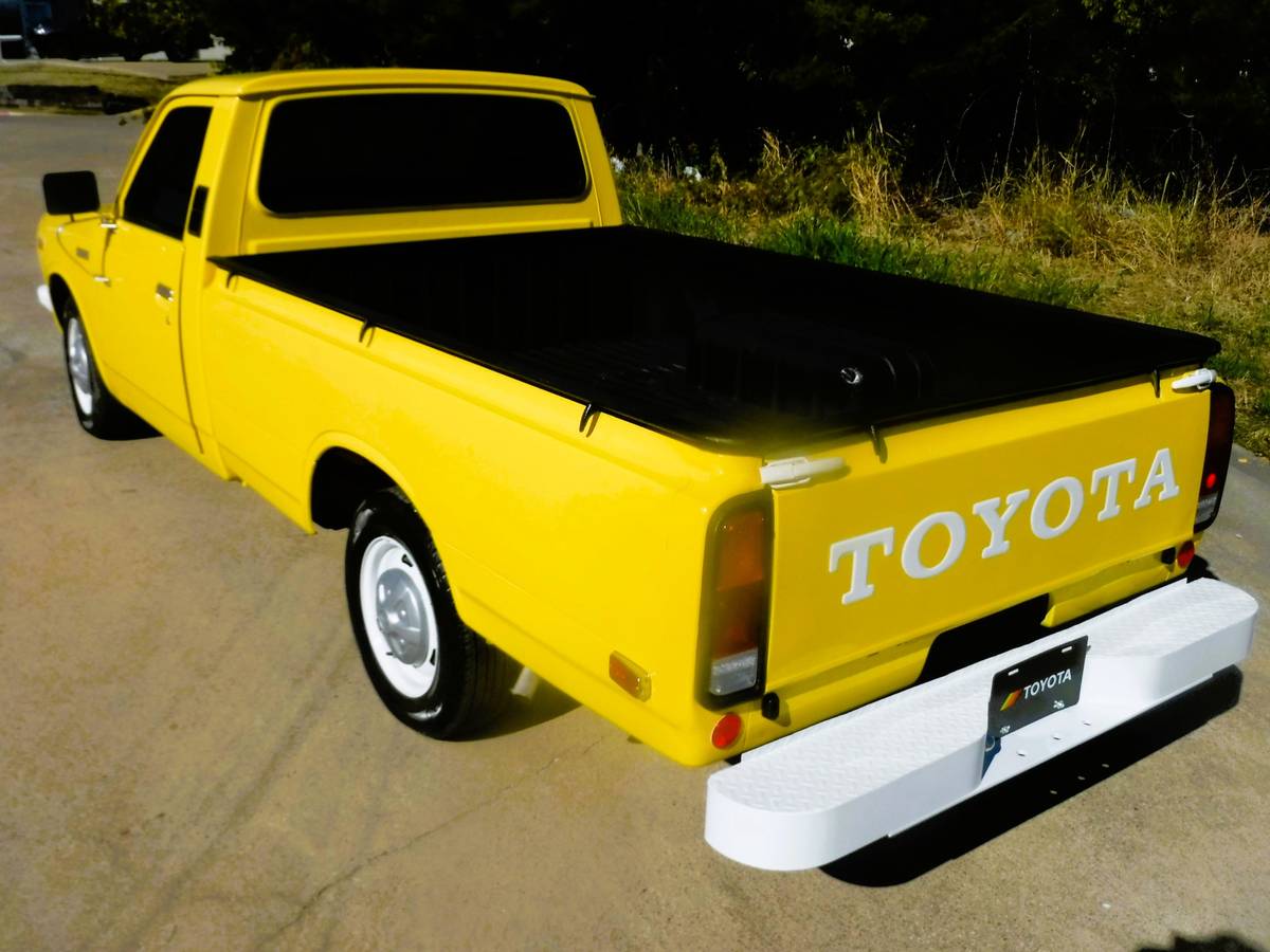 Toyota-hilux-pickup-1978-yellow-16