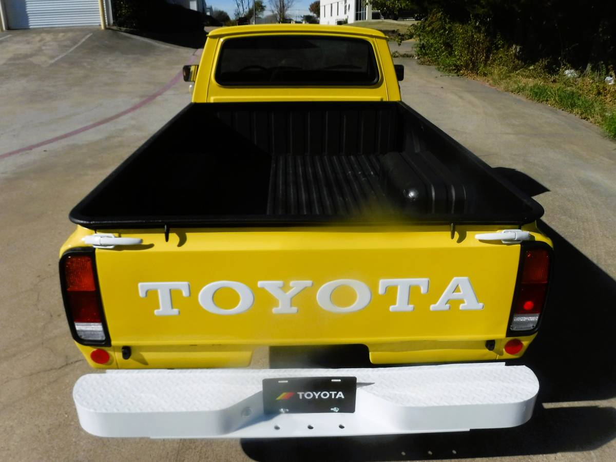 Toyota-hilux-pickup-1978-yellow-18