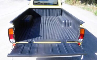 Toyota-hilux-pickup-1978-yellow-2