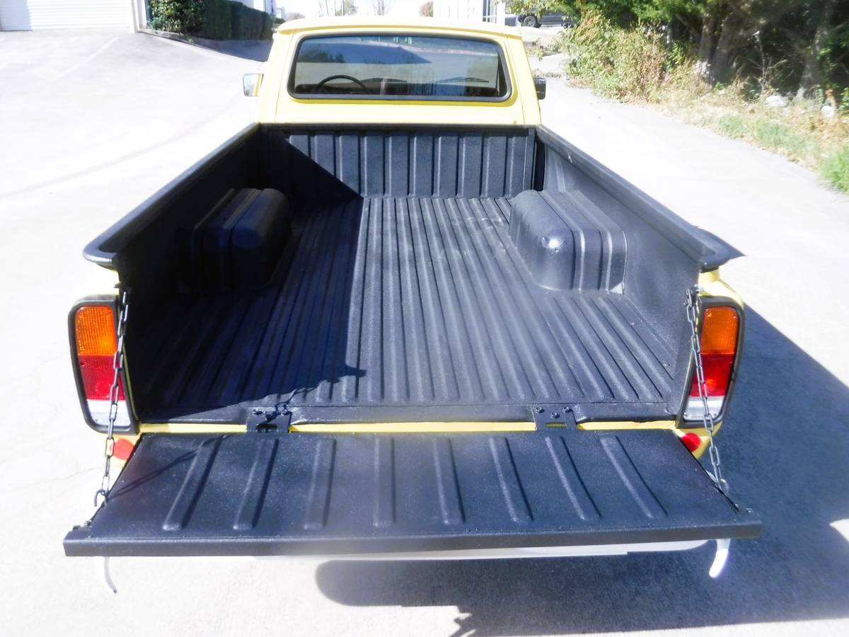 Toyota-hilux-pickup-1978-yellow-2