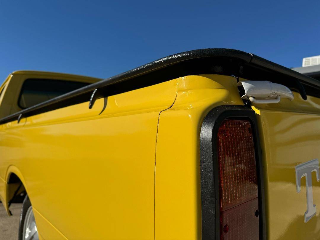 Toyota-hilux-pickup-1978-yellow-22