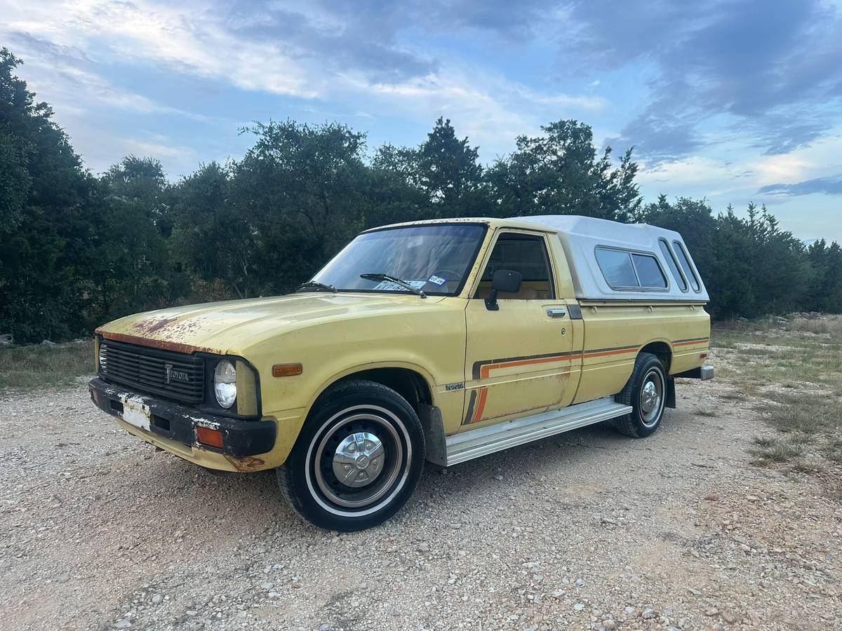 Toyota-hilux-truck-1979-yellow-1