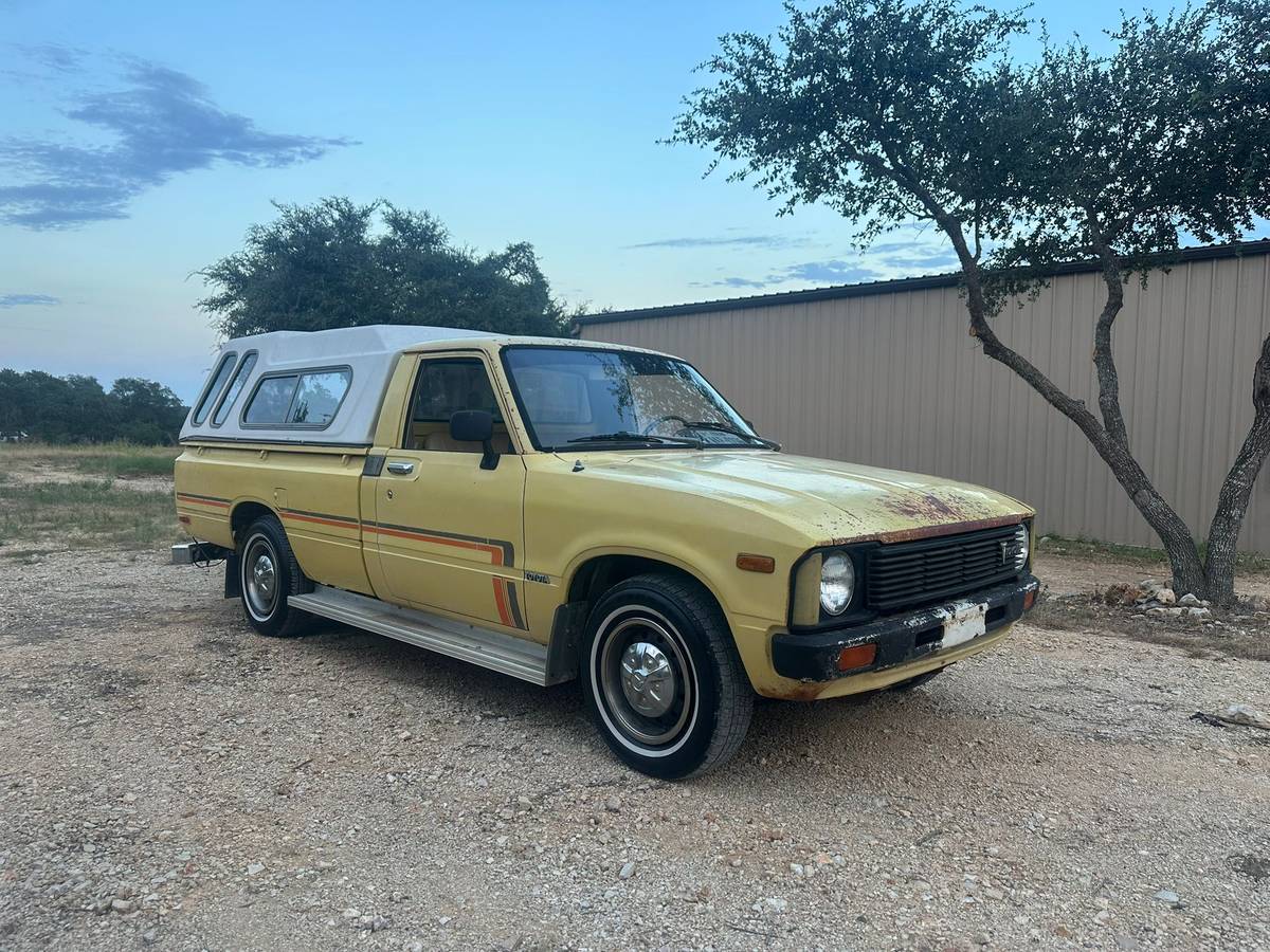 Toyota-hilux-truck-1979-yellow-10