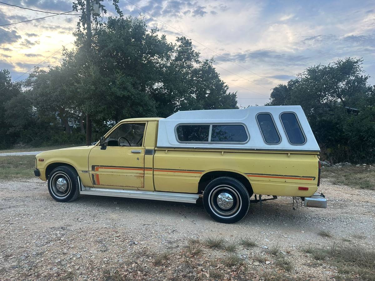 Toyota-hilux-truck-1979-yellow-11