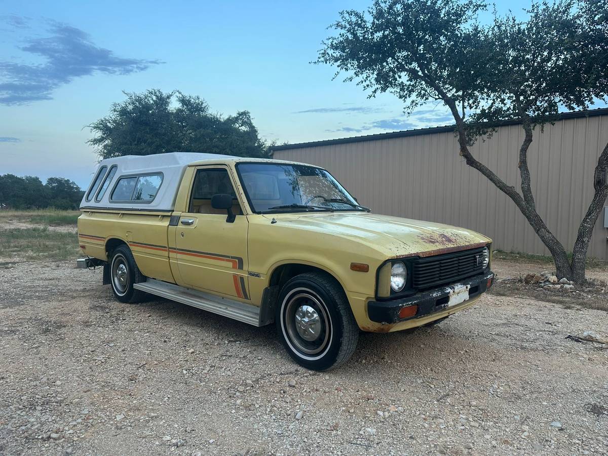 Toyota-hilux-truck-1979-yellow-2