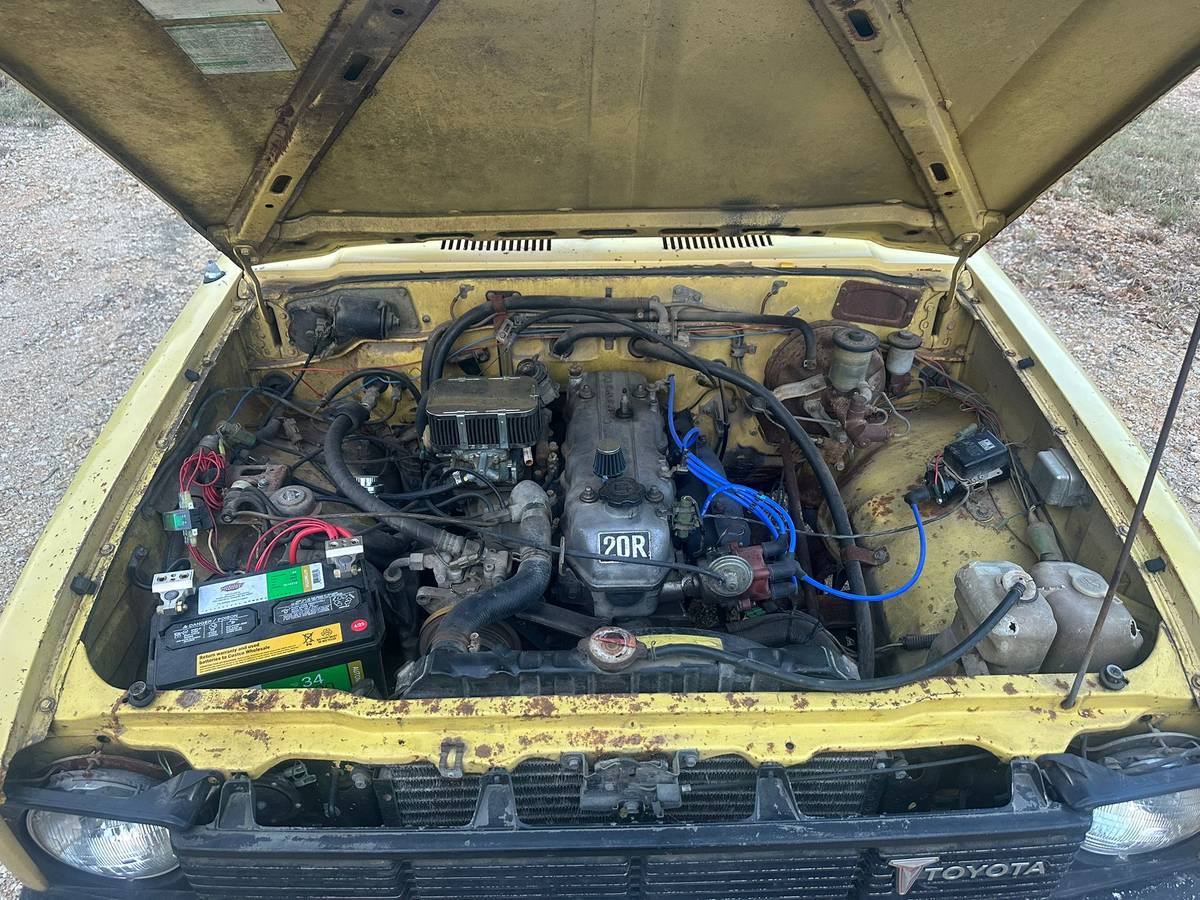 Toyota-hilux-truck-1979-yellow-3