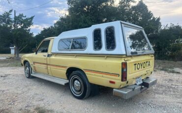 Toyota-hilux-truck-1979-yellow