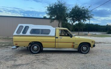 Toyota-hilux-truck-1979-yellow-4