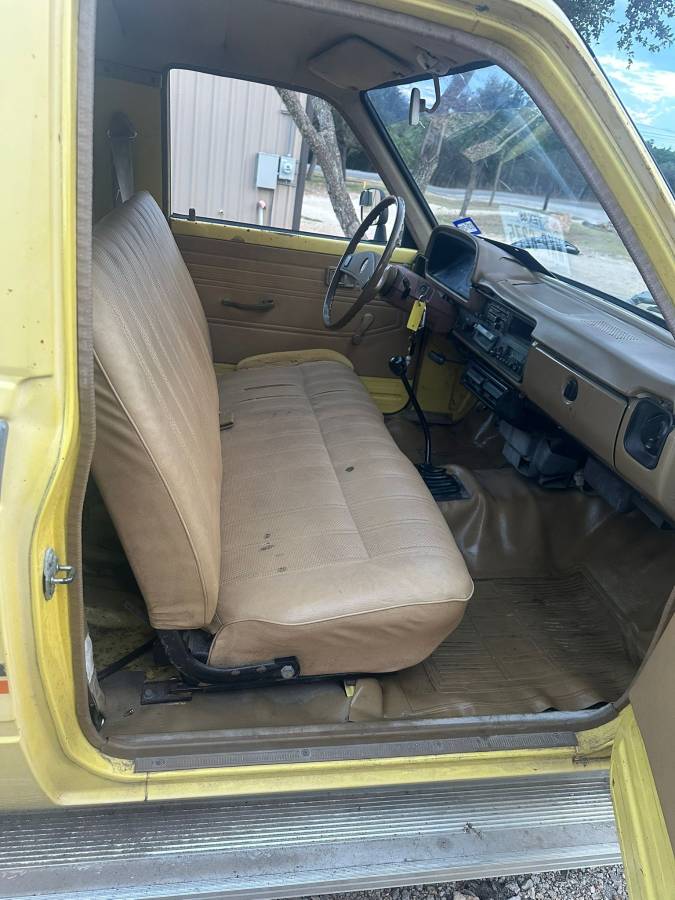 Toyota-hilux-truck-1979-yellow-9