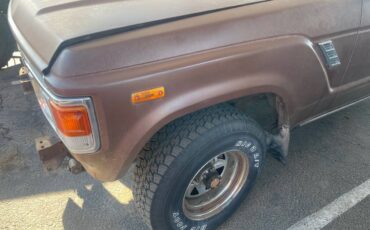 Toyota-land-cruiser-1983-brown-2