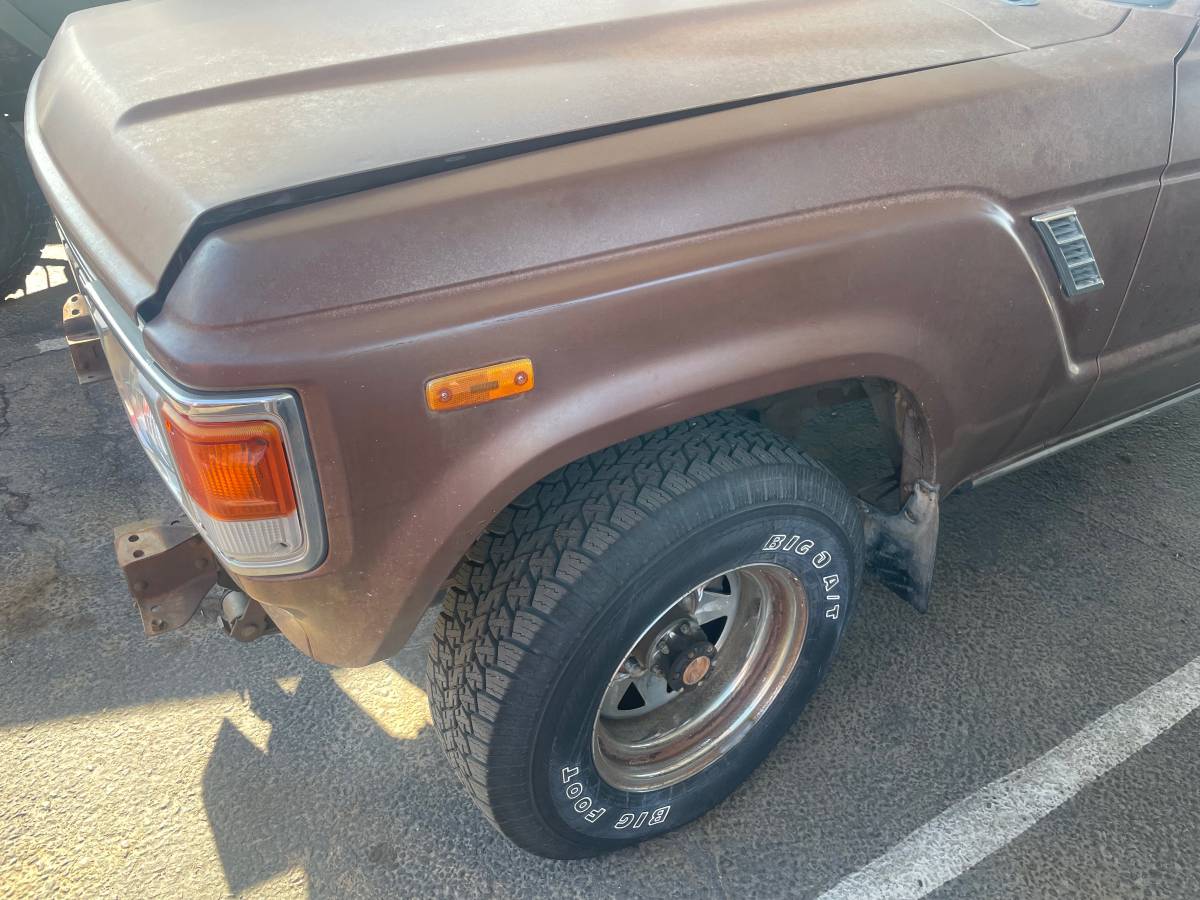 Toyota-land-cruiser-1983-brown-2