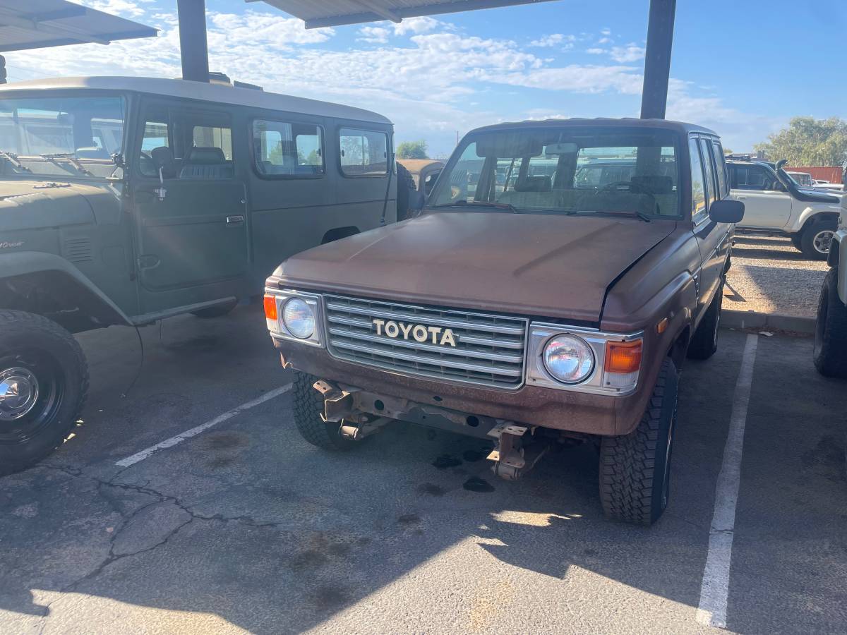 Toyota-land-cruiser-1983-brown