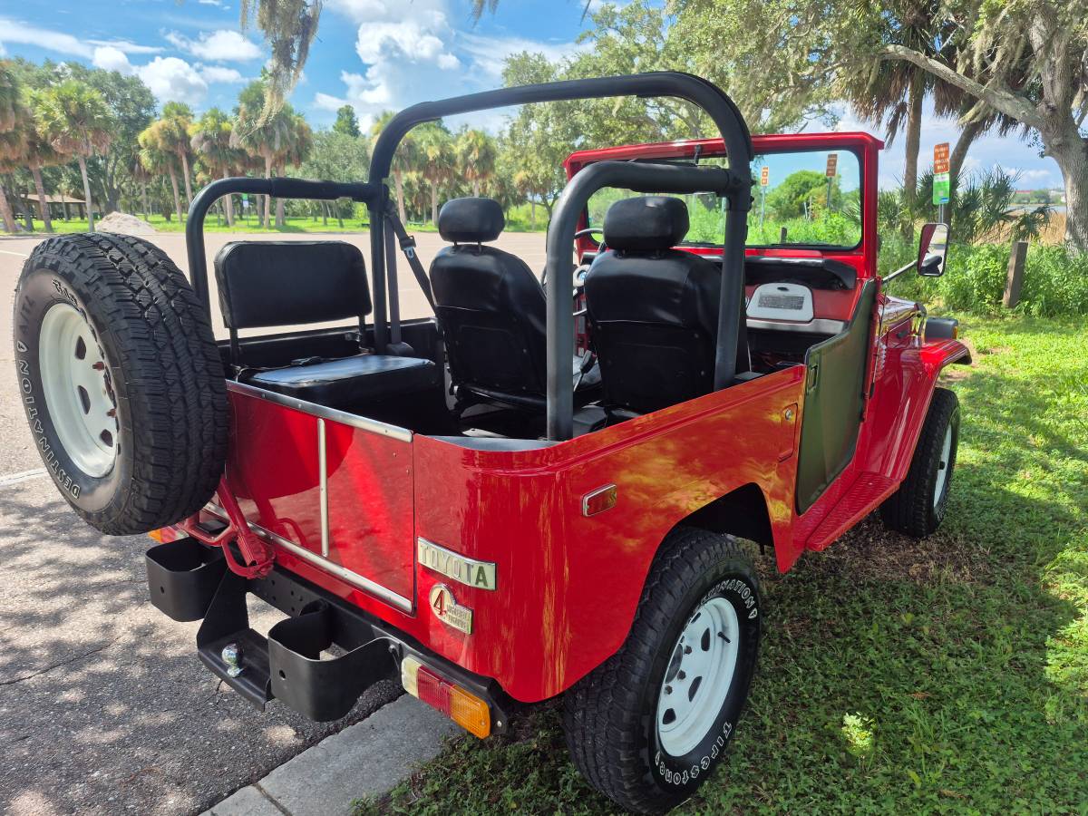 Toyota-land-cruiser-fj40-1977-red-2