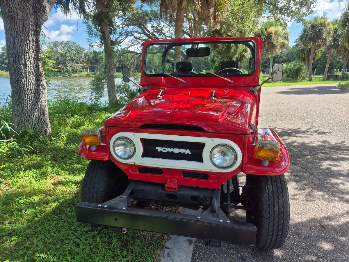 Toyota-land-cruiser-fj40-1977-red-7