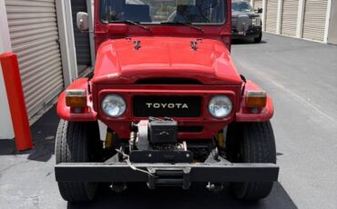 Toyota-land-cruiser-fj40-1979-red