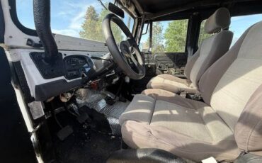 Toyota-landcruiser-fj40-1974-white-3