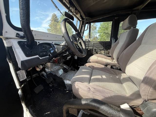 Toyota-landcruiser-fj40-1974-white-3