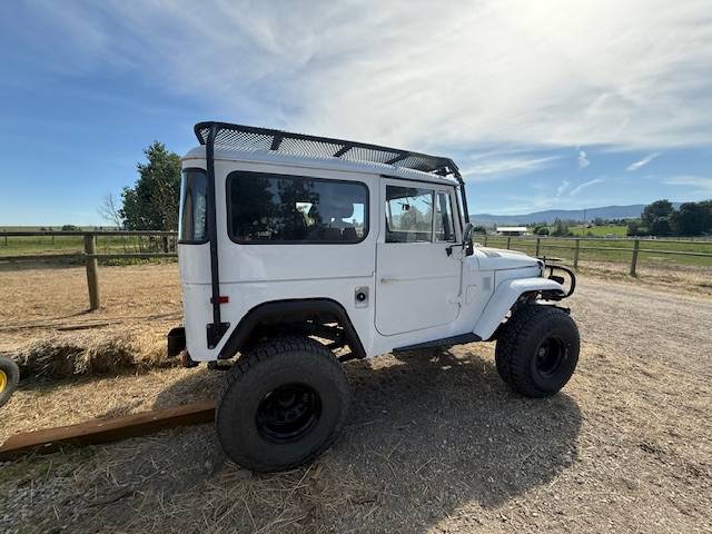 Toyota-landcruiser-fj40-1974-white-6