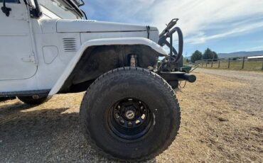 Toyota-landcruiser-fj40-1974-white-8