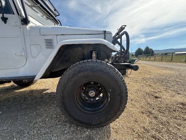Toyota-landcruiser-fj40-1974-white-8
