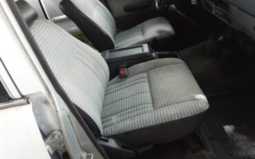 Toyota-landcruiser-hj60-diesel-1987-white-11