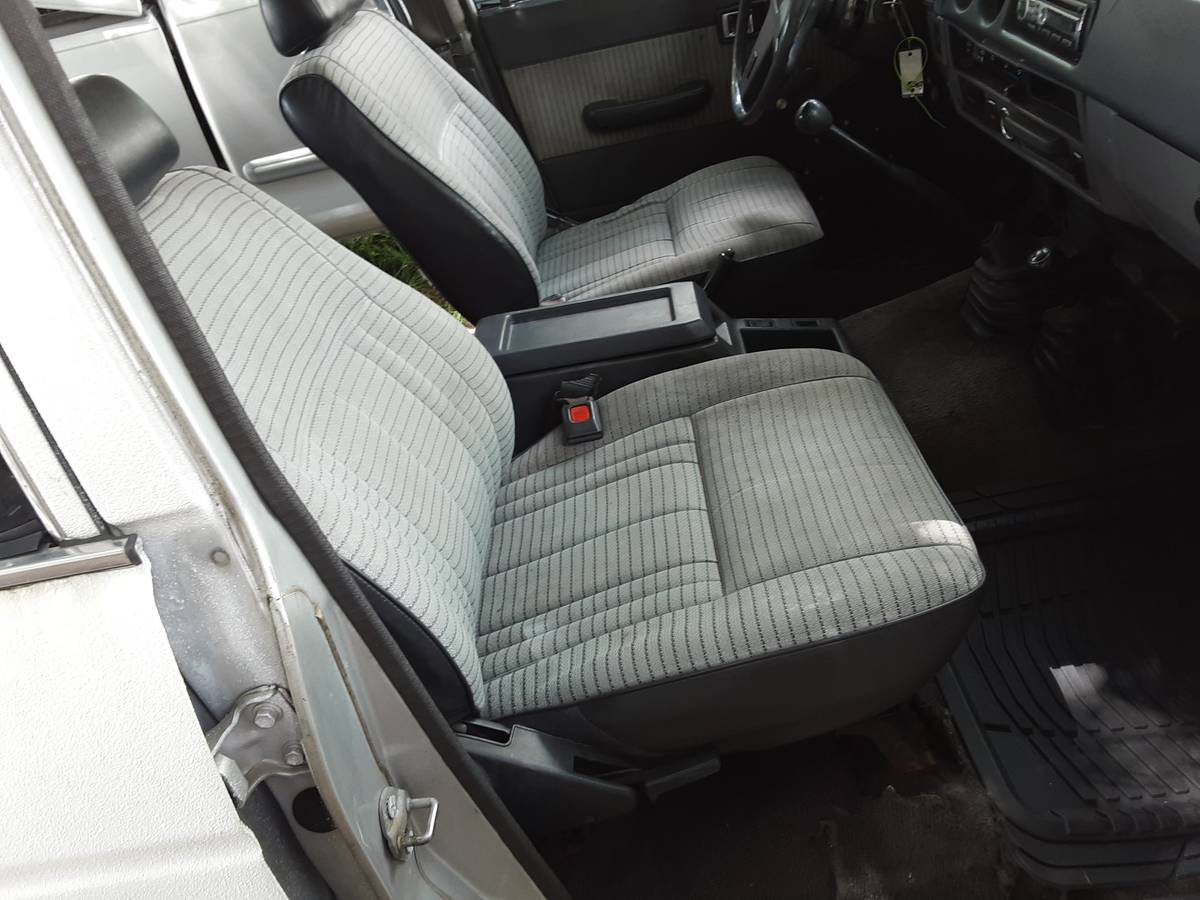 Toyota-landcruiser-hj60-diesel-1987-white-11