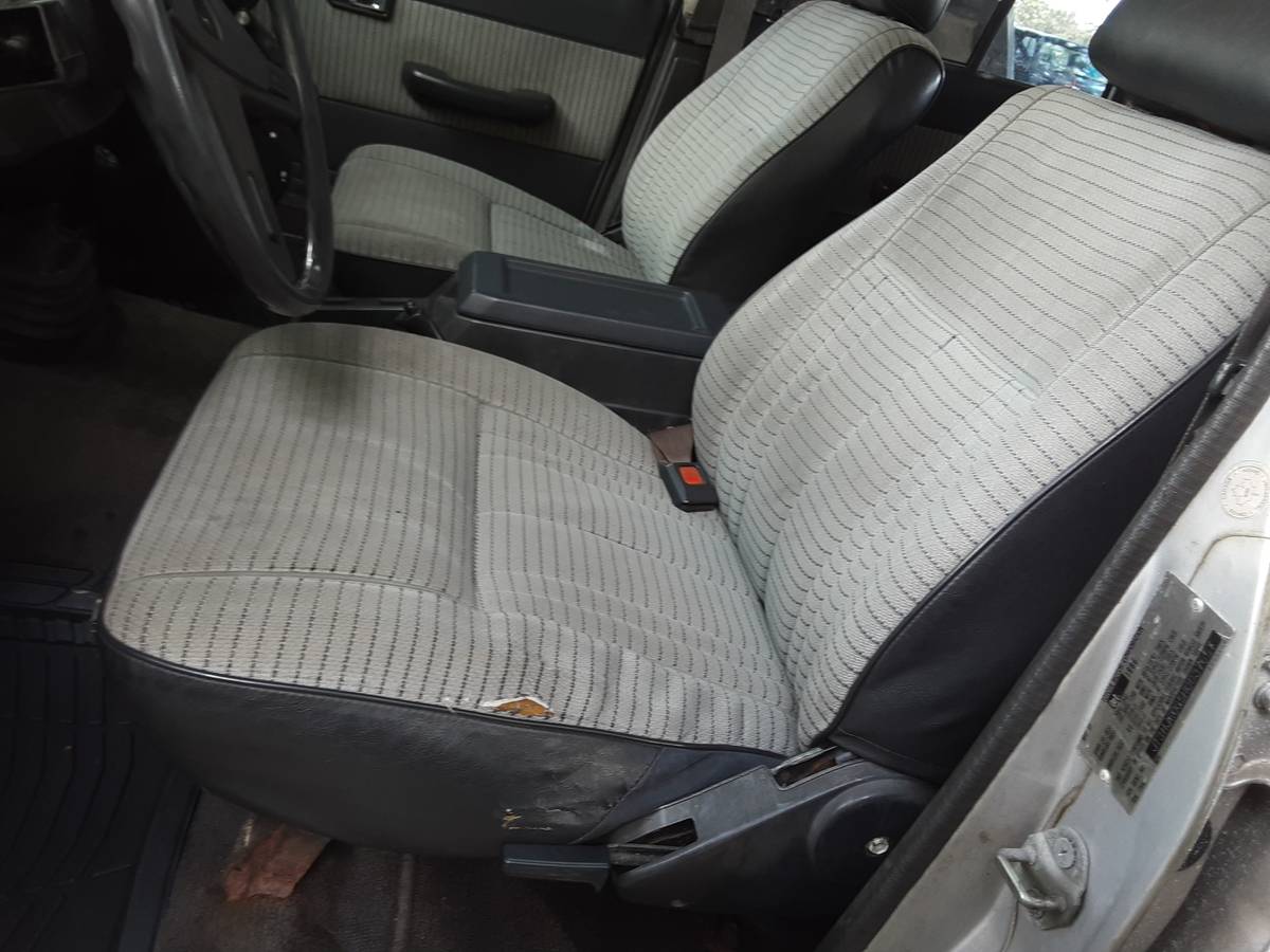 Toyota-landcruiser-hj60-diesel-1987-white-13
