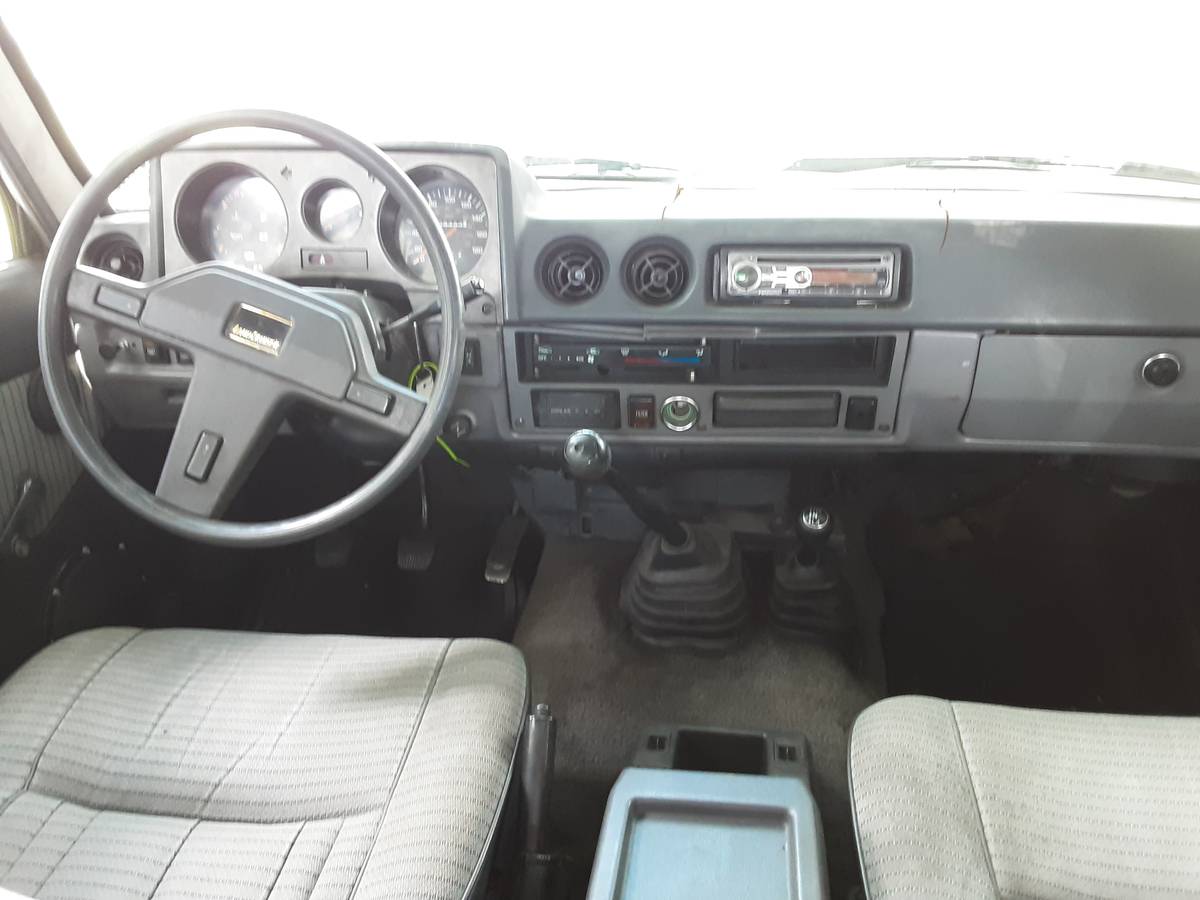 Toyota-landcruiser-hj60-diesel-1987-white-9