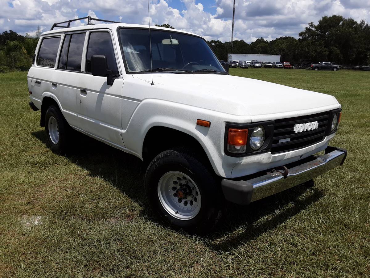 Toyota-landcruiser-hj60-diesel-1987-white
