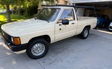 Toyota-pick-up-1986-white-1
