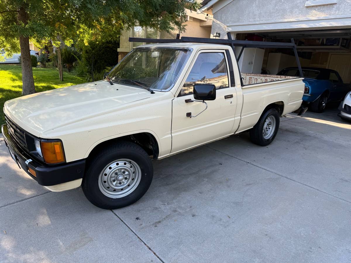 Toyota-pick-up-1986-white-1