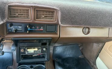 Toyota-pick-up-1986-white-10