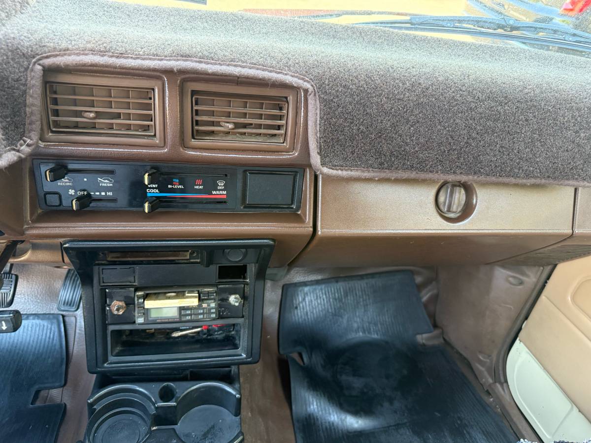 Toyota-pick-up-1986-white-10