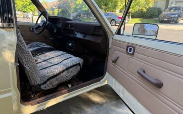 Toyota-pick-up-1986-white-12