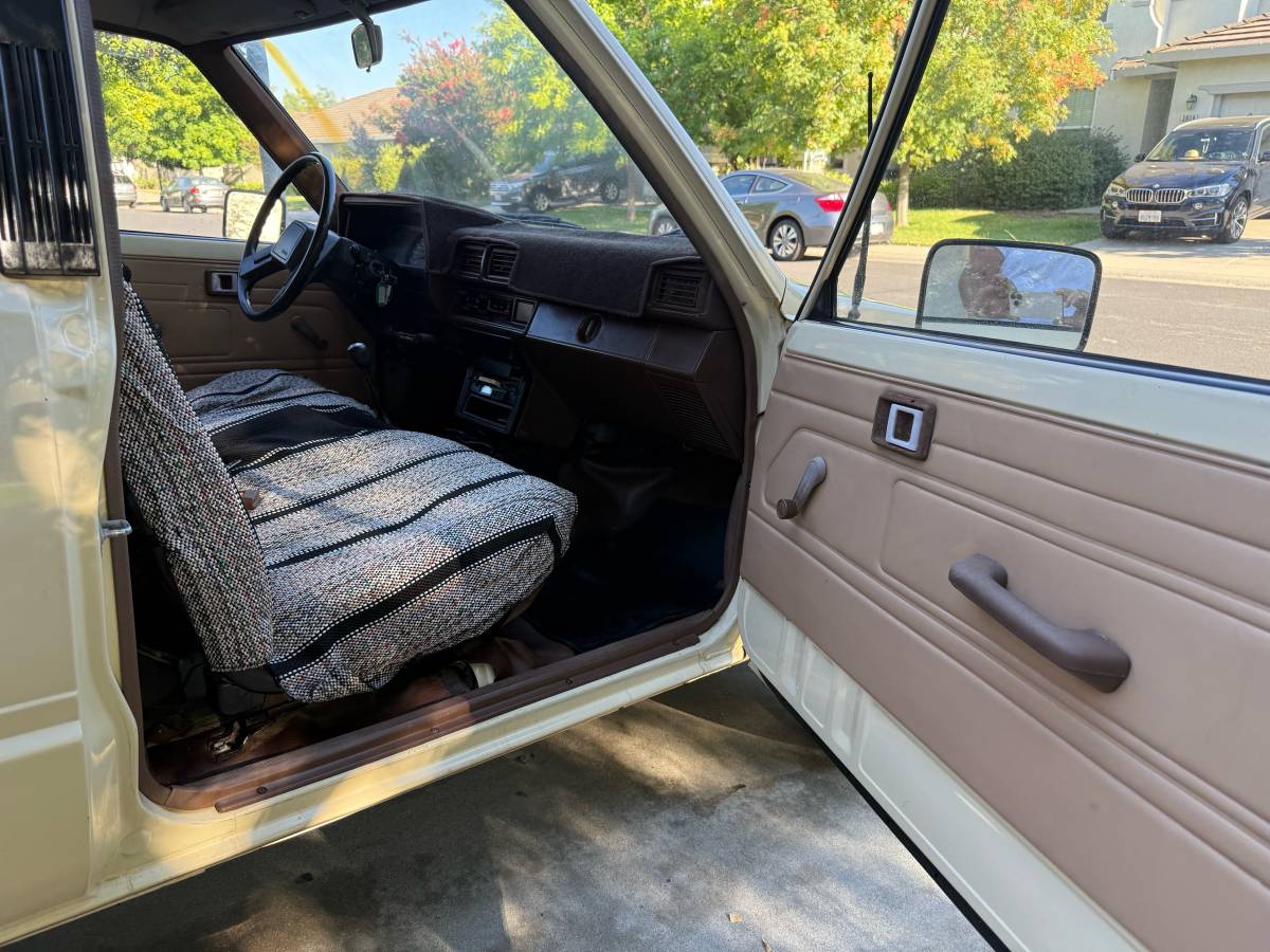 Toyota-pick-up-1986-white-12