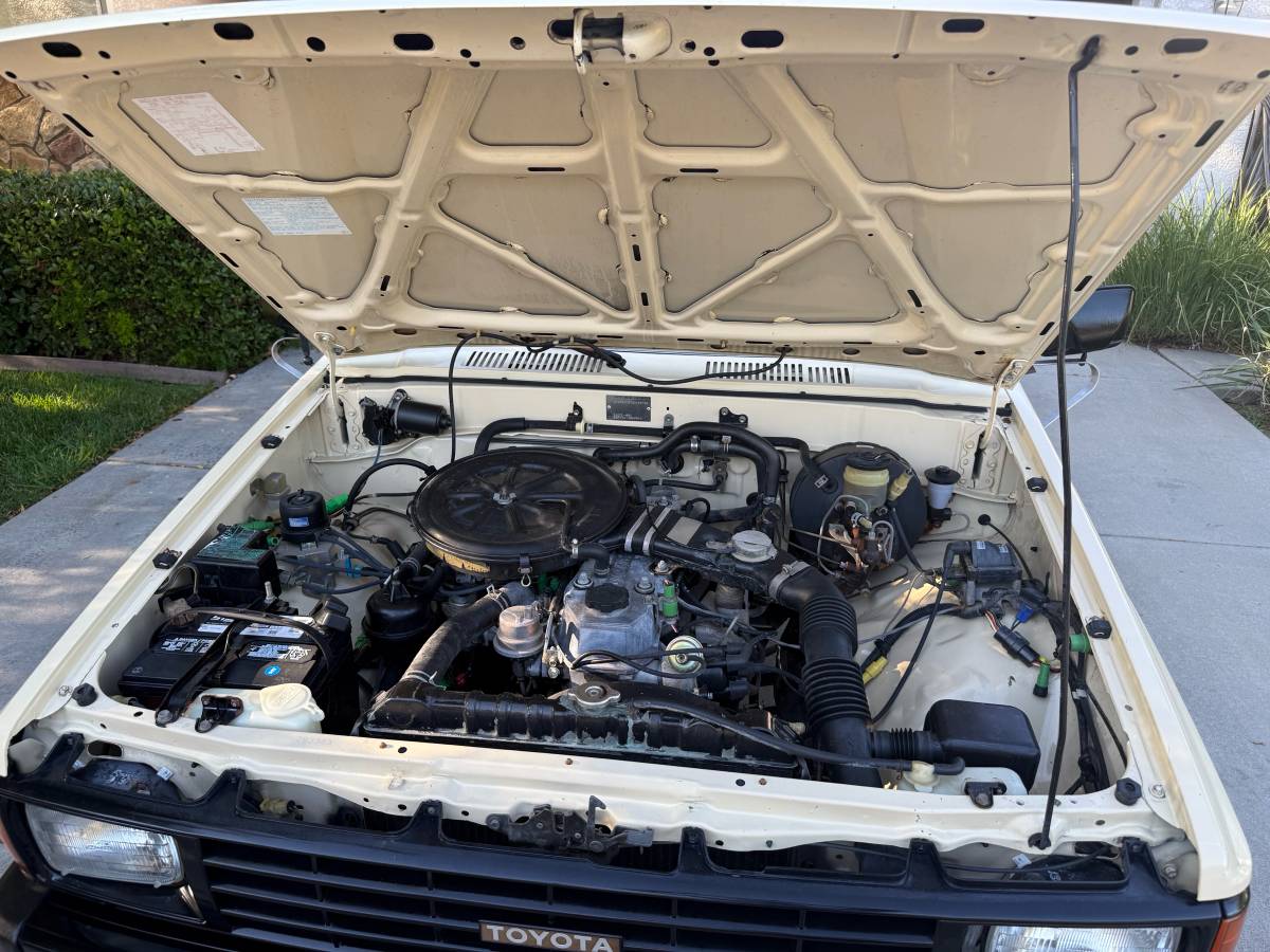 Toyota-pick-up-1986-white-13