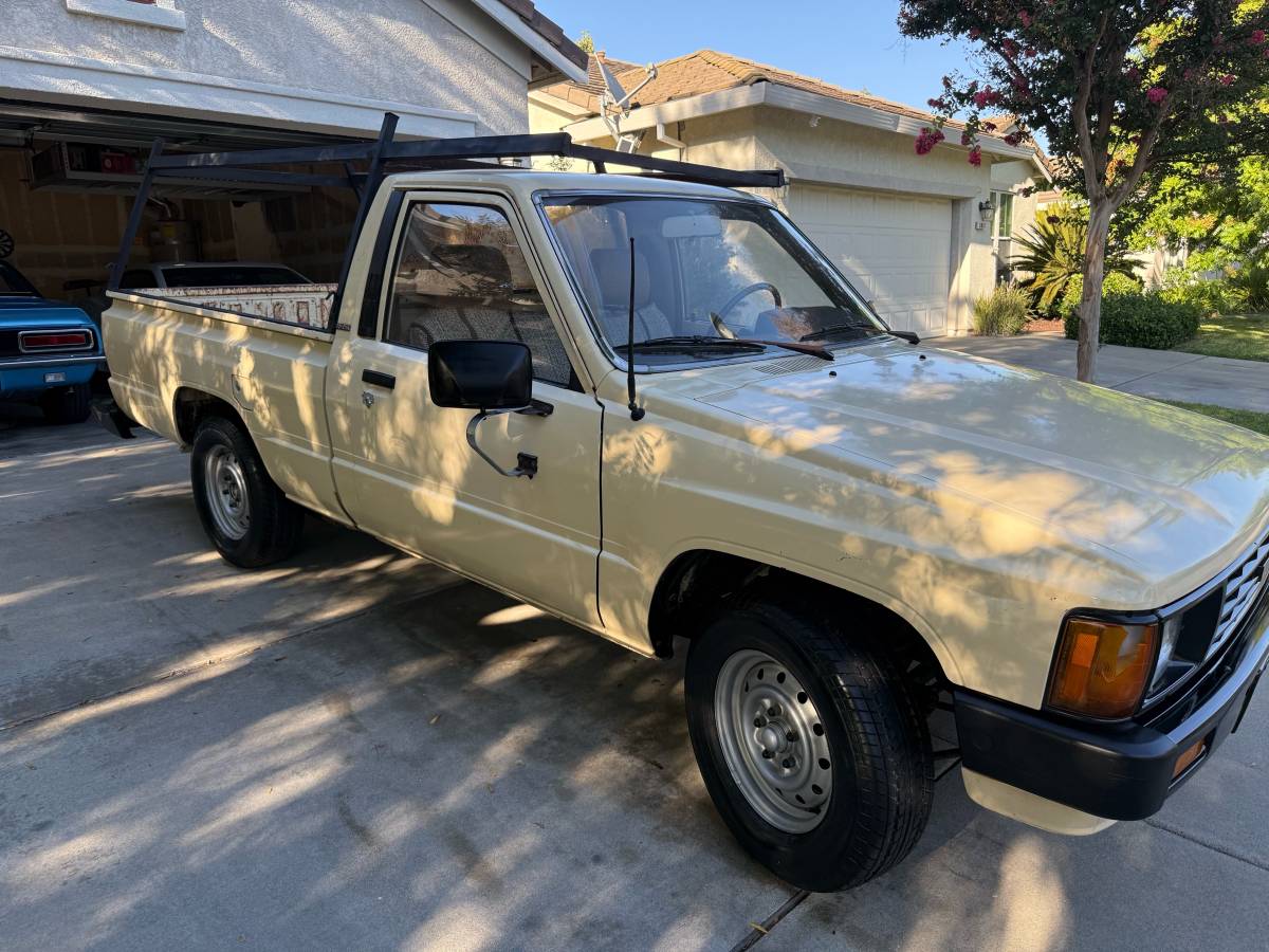 Toyota-pick-up-1986-white