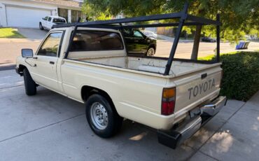 Toyota-pick-up-1986-white-2