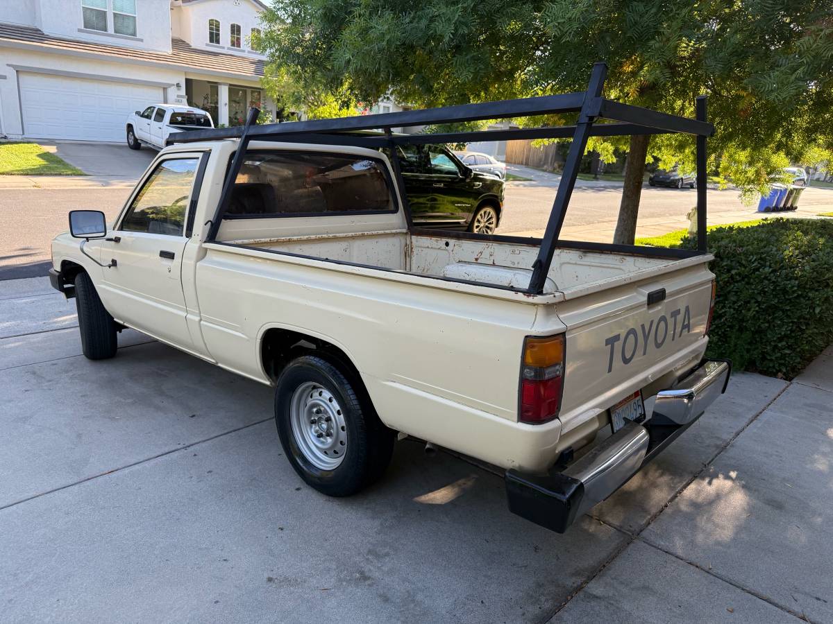 Toyota-pick-up-1986-white-2