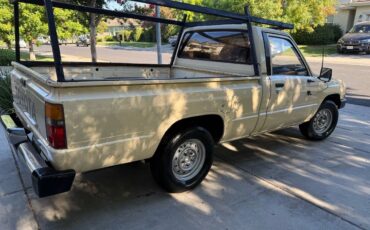 Toyota-pick-up-1986-white-3